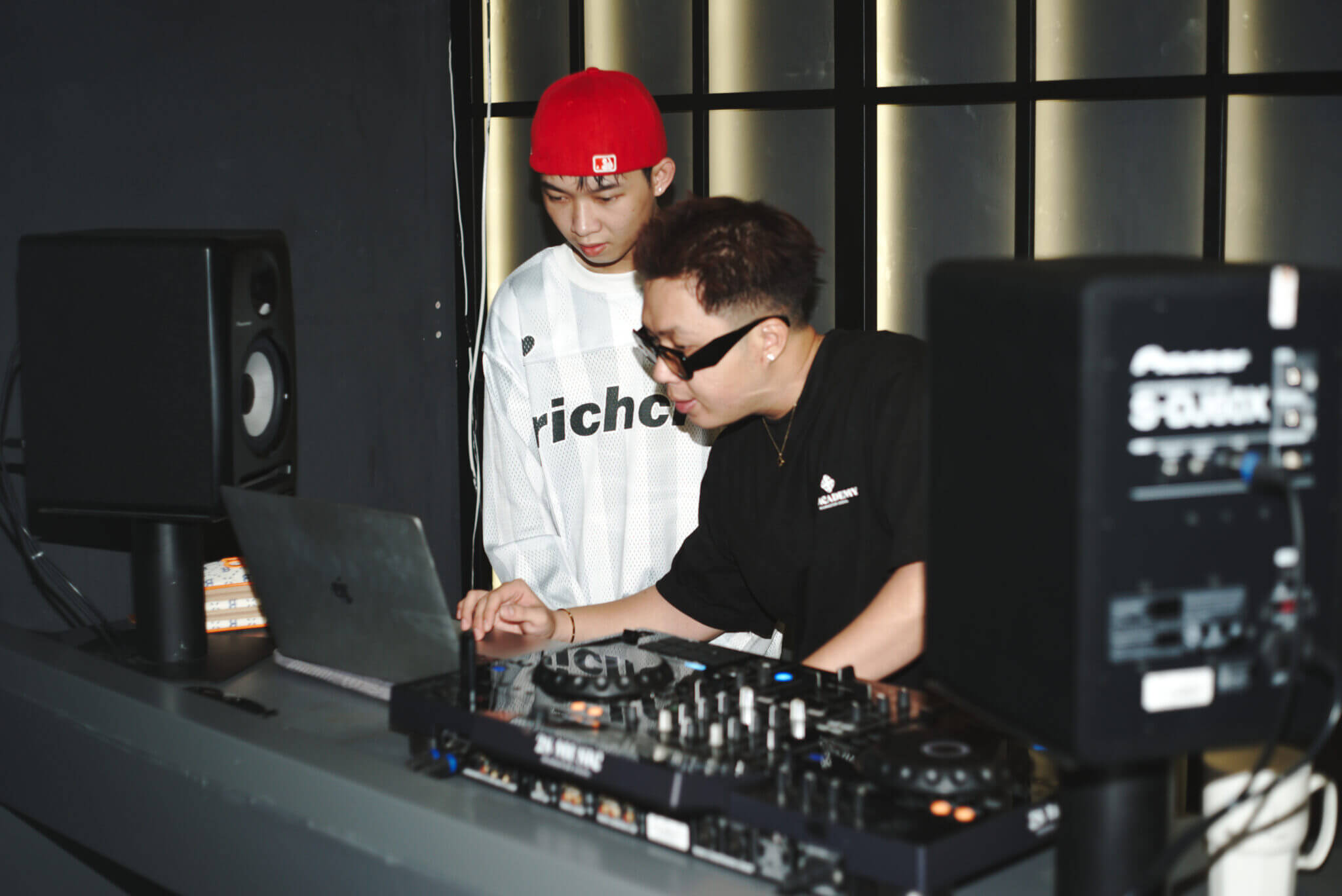 cho-thue-phong-dj-2s-academy