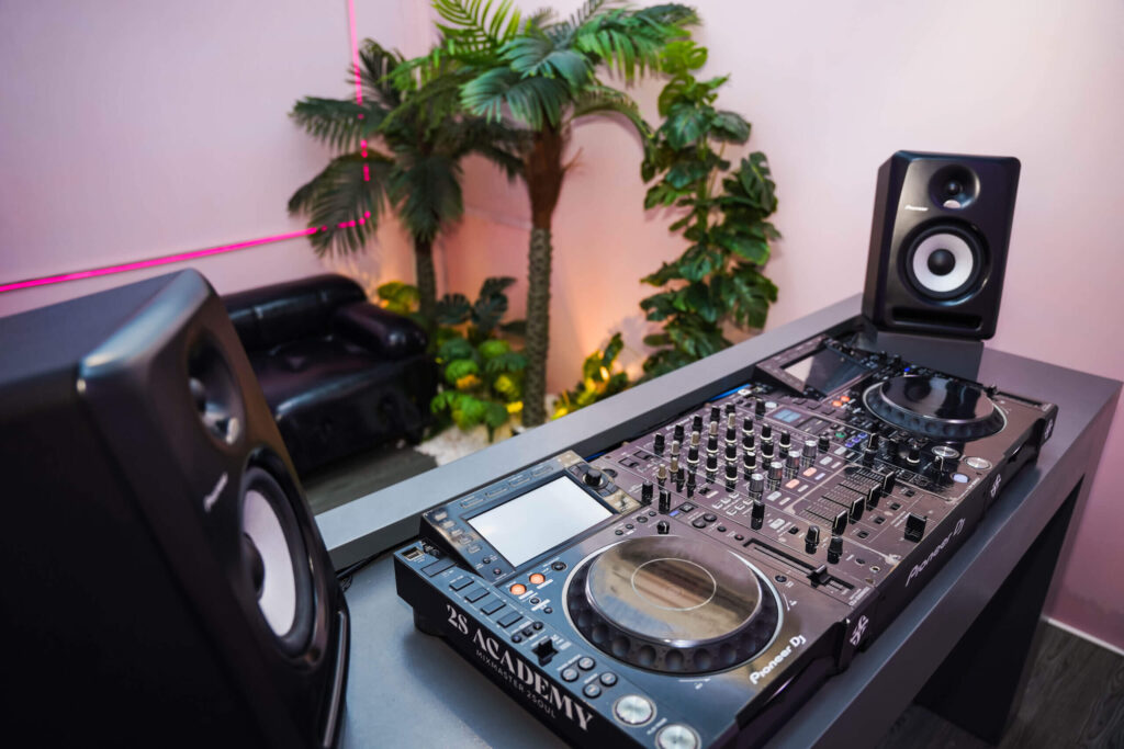 cho-thue-phong-tap-dj-tai-tphcm-2s-academy