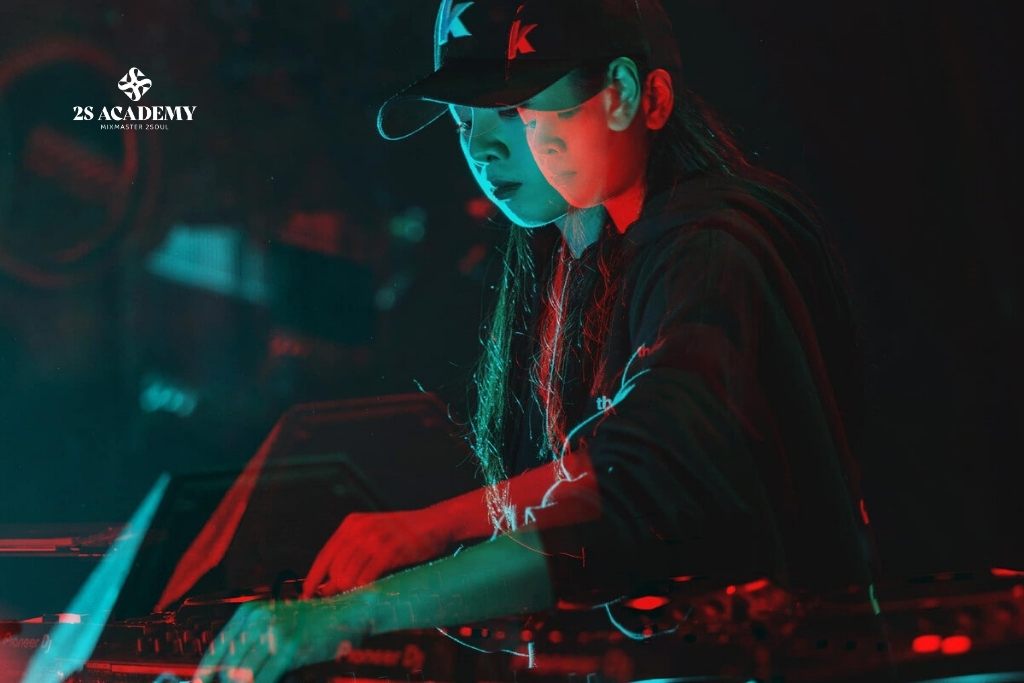 con-gai-hoc-dj-co-kho-khong