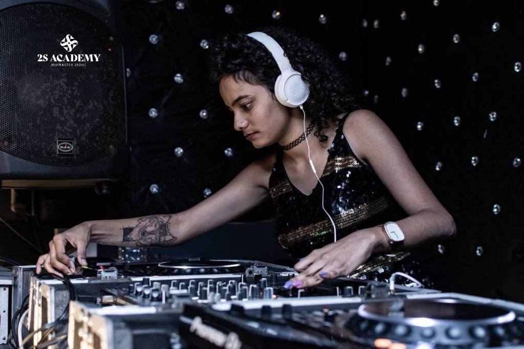 thu-nhap-cua-dj-nu