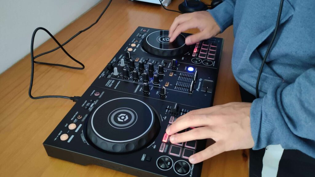 tim-lop-hoc-dj-chuyen-nghiep-gia-tot