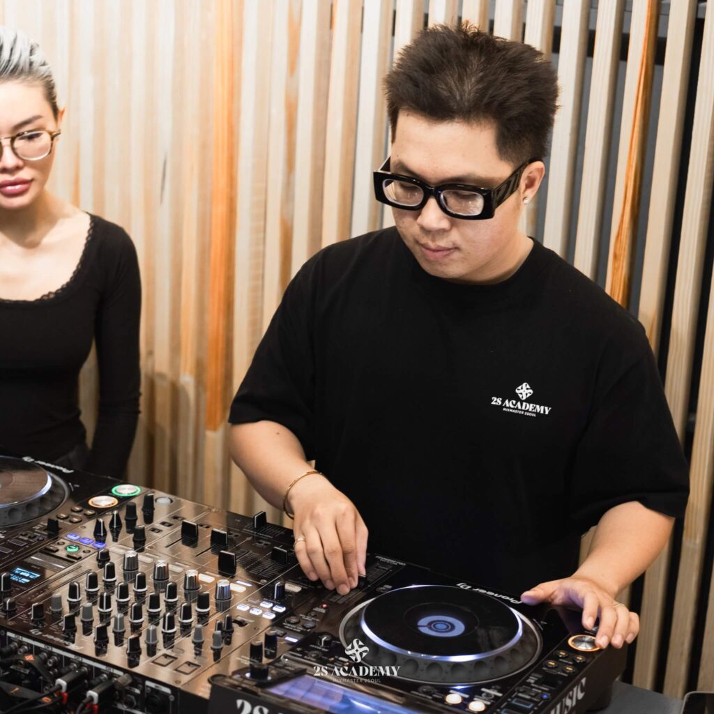 tim-lop-hoc-dj-gia-tot