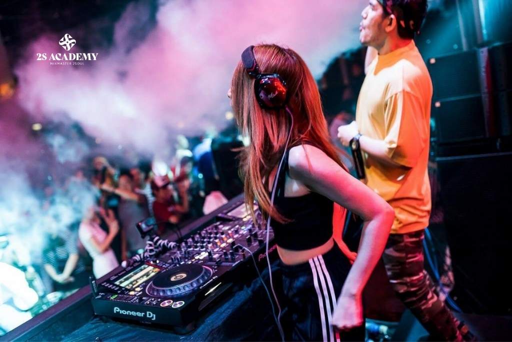 trung-tam-day-hoc-cho-dj-nu