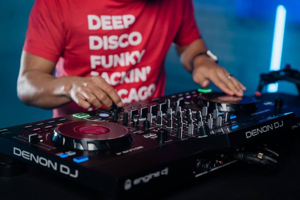 ban-denon-dj-sc-live-4-gia-tot