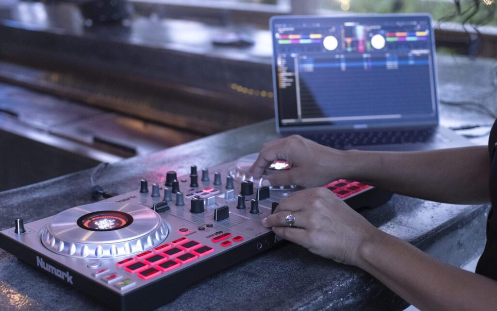 ban-numark-dj-co-tot-khong