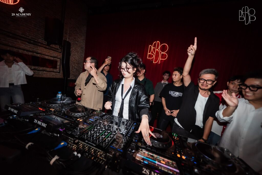 chi-phi-hoc-dj-co-mac-khong