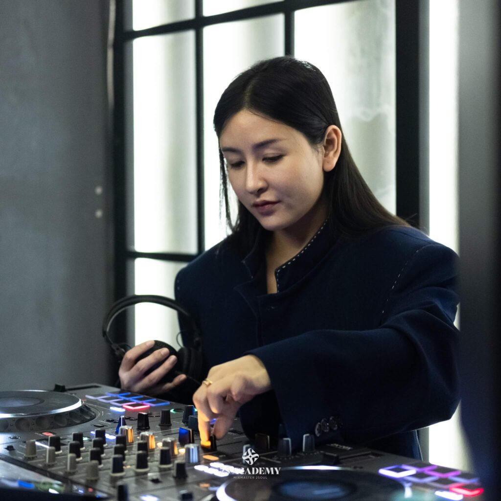 hoc-dj-bao-nhieu-tien-hoc-o-dau