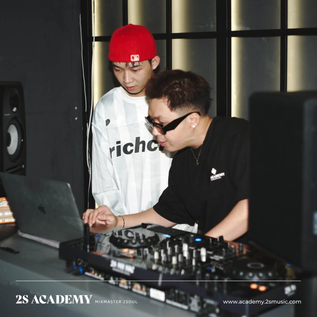 hoc-dj-bao-nhieu-tien-tai-2s-academy