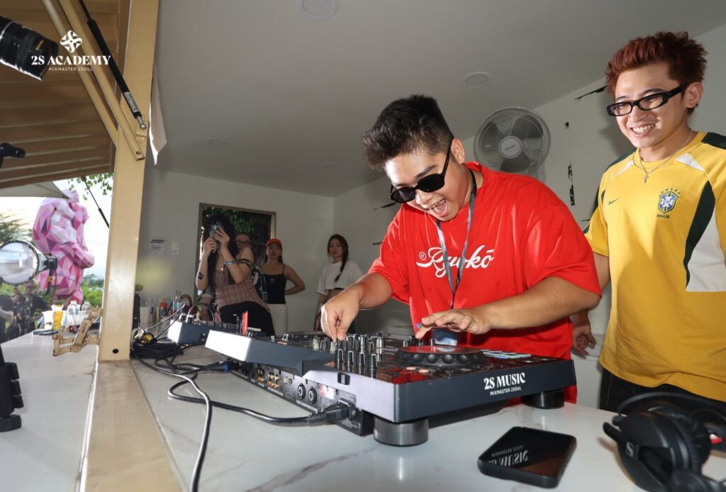 hoc-phi-hoc-dj-co-mac-khong