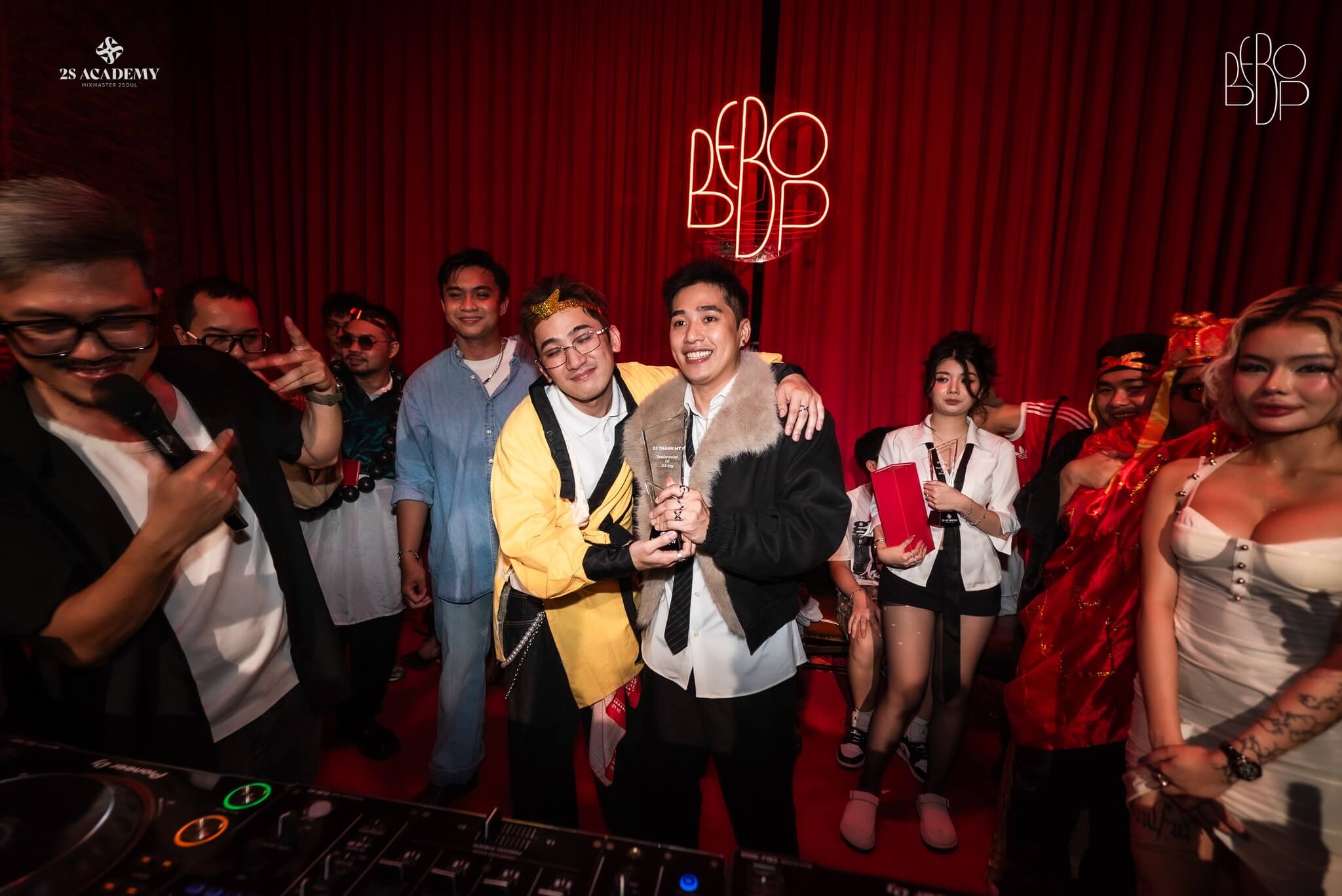 khoa-hoc-dj-gia-bao-nhieu-moi-nhat-2025