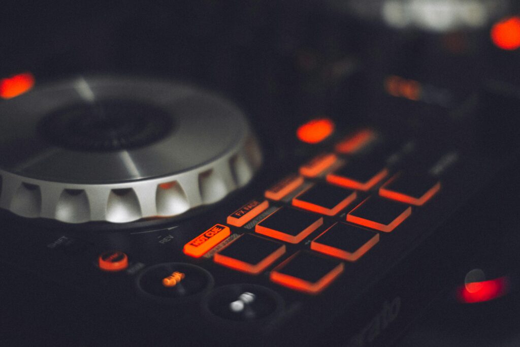 DJ-controller-for-beginners-chinh-hang