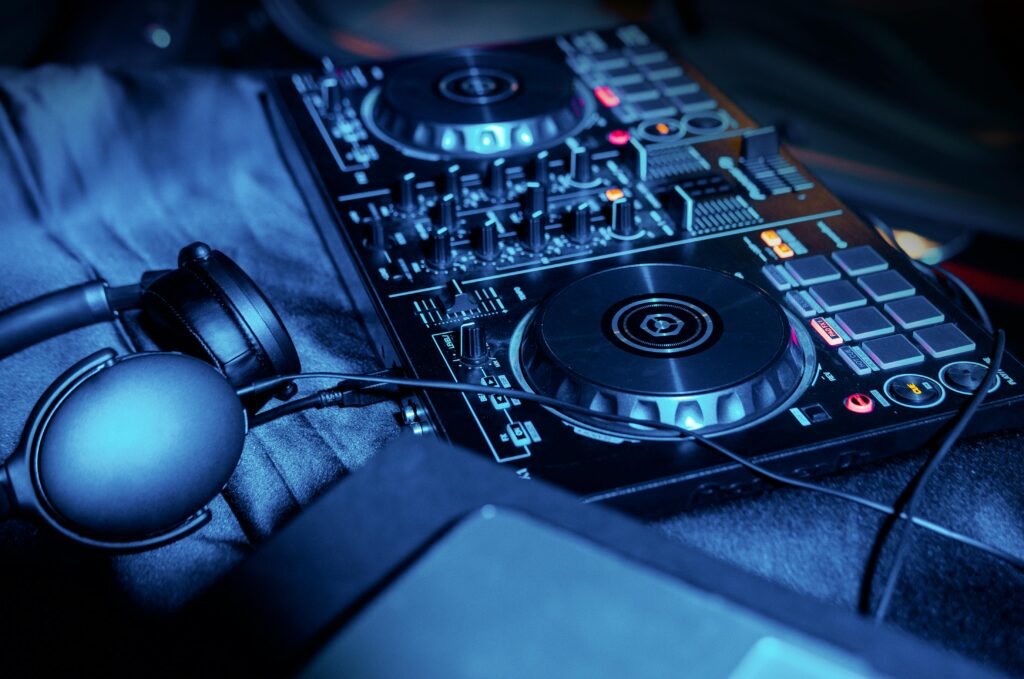 DJ-controller-for-beginners-vs-CDJ
