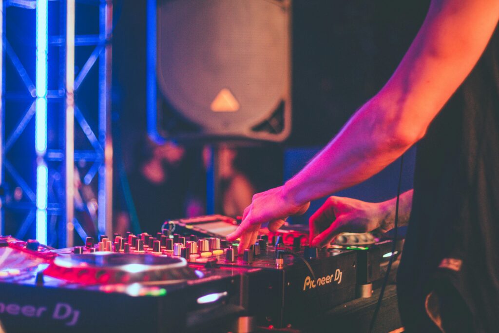 Pioneer-DJ-controller-chinh-hang