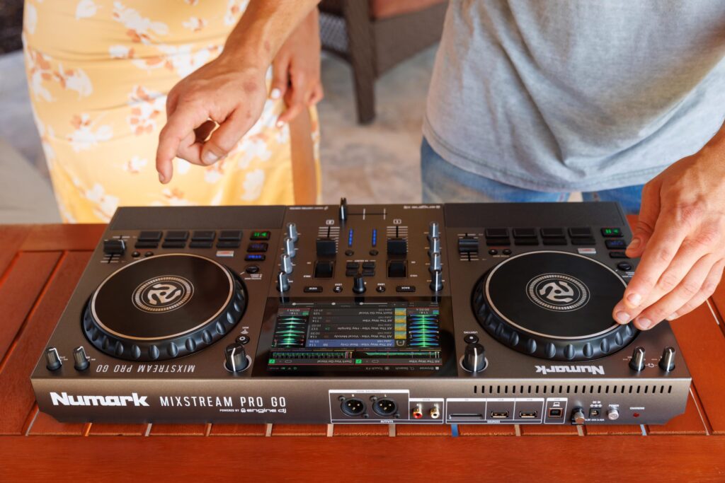 ban-dj-all-in-one-chinh-hang-numark-mixstream-pro-go-cam-ung-7-inch