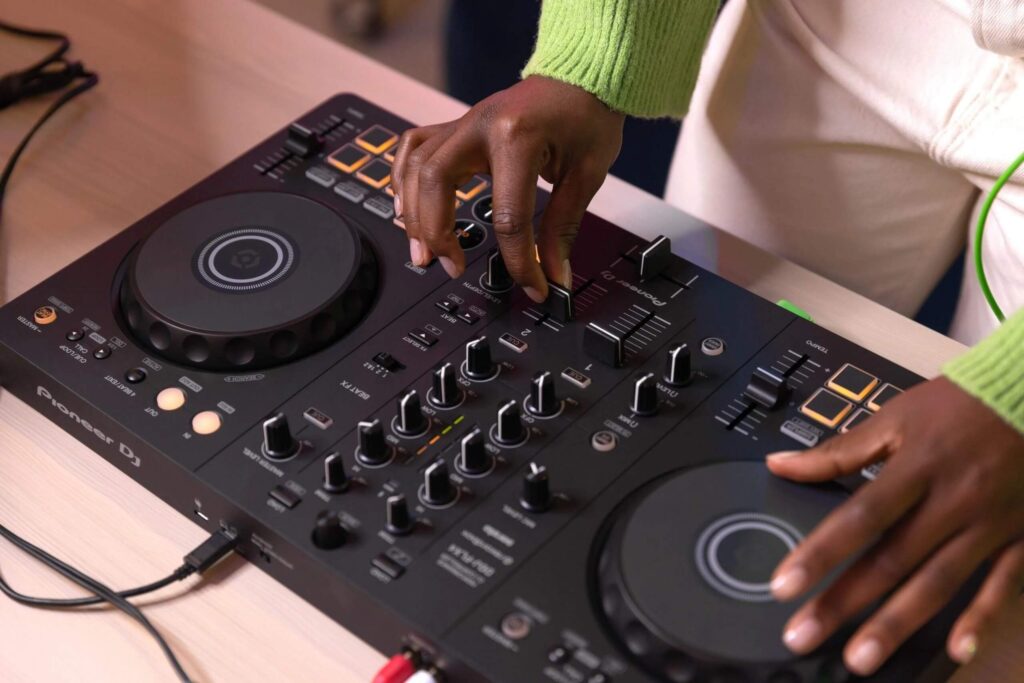 ban-dj-bluetooth-mua-o-dau