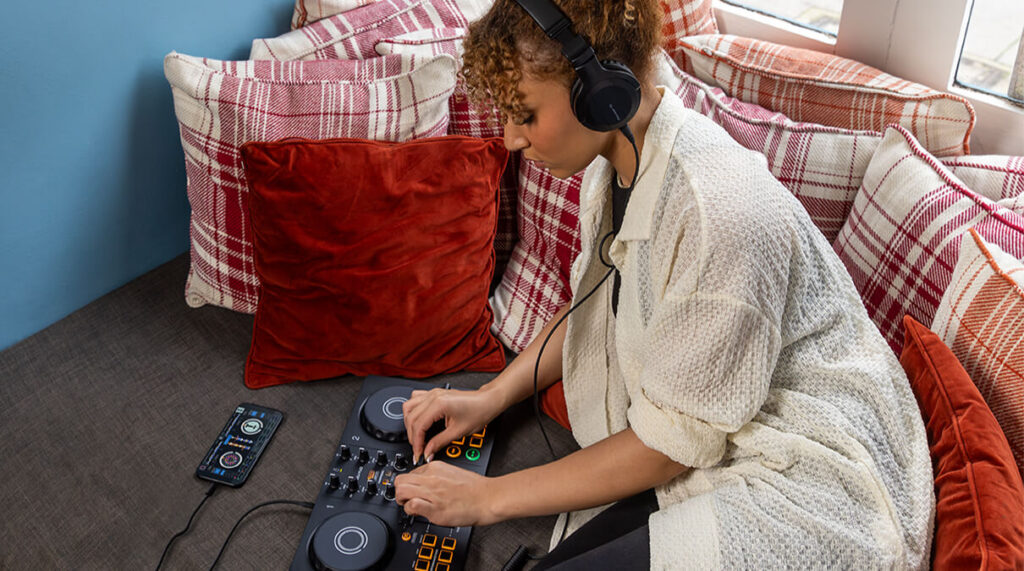 co-nen-mua-ban-dj-pioneer-ddj-lx2-gia-tot