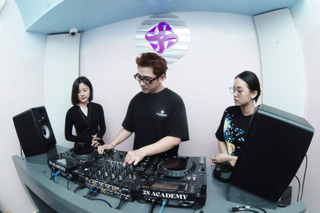 khoc-hoc-dj-co-ban-2s-academy