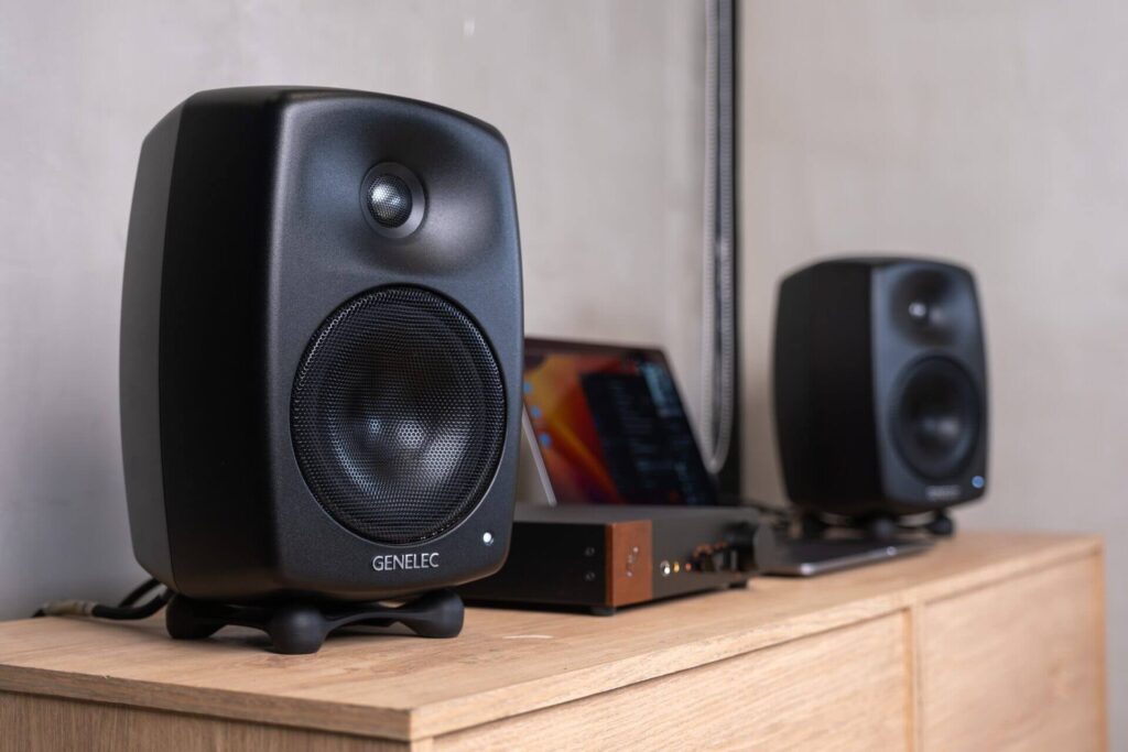 loa-kiem-am-genelec-mua-o-dau