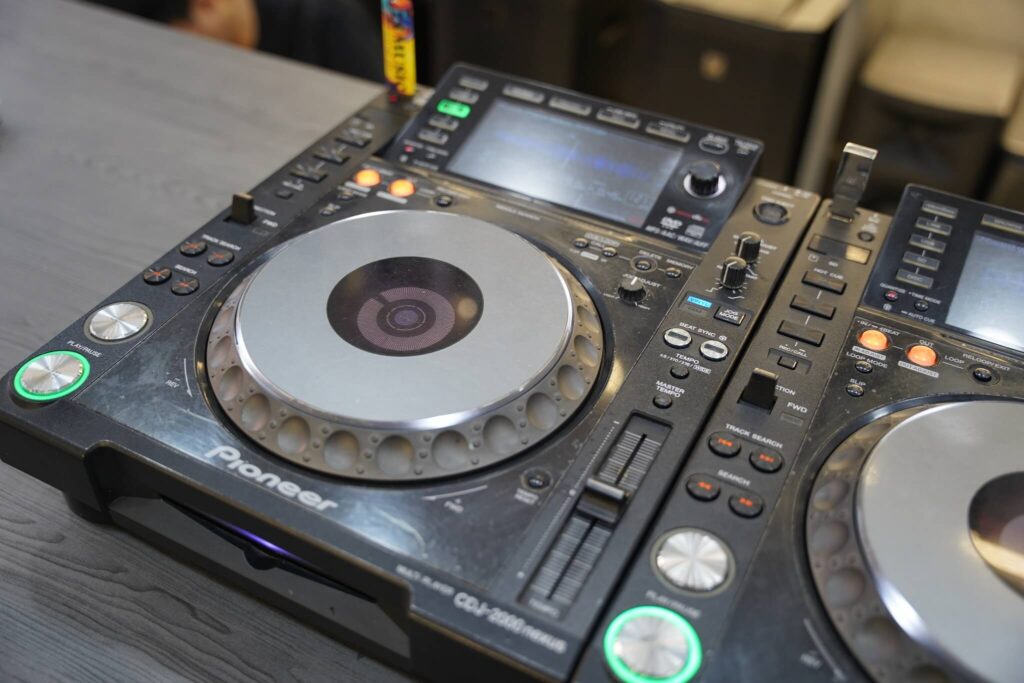 mua-ban-nhac-cu-cu-dj-pioneer-gia-hap-dan
