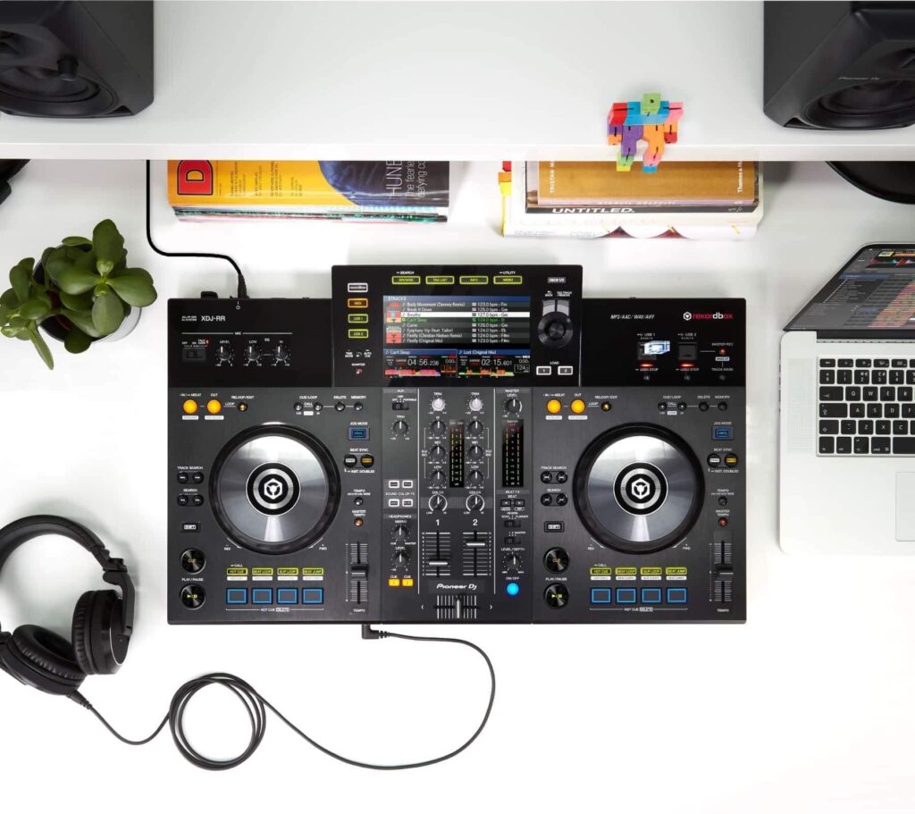 nen-mua-ban-dj-nao-pioneer-xdj-rr