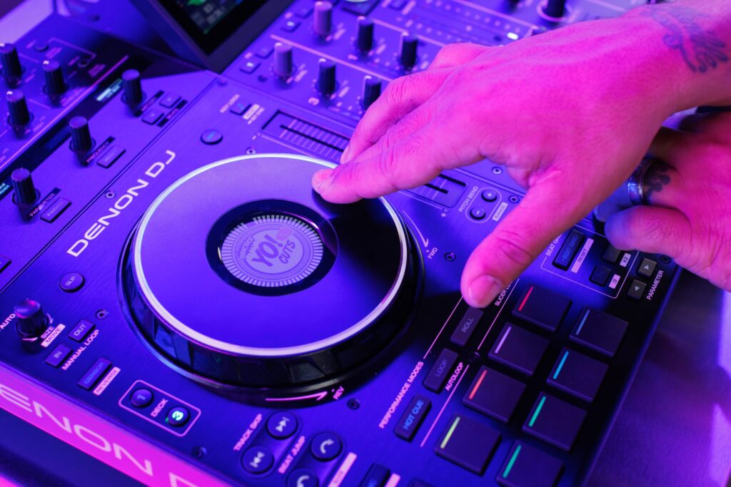 thiet-bi-dj-livestream-bieu-dien
