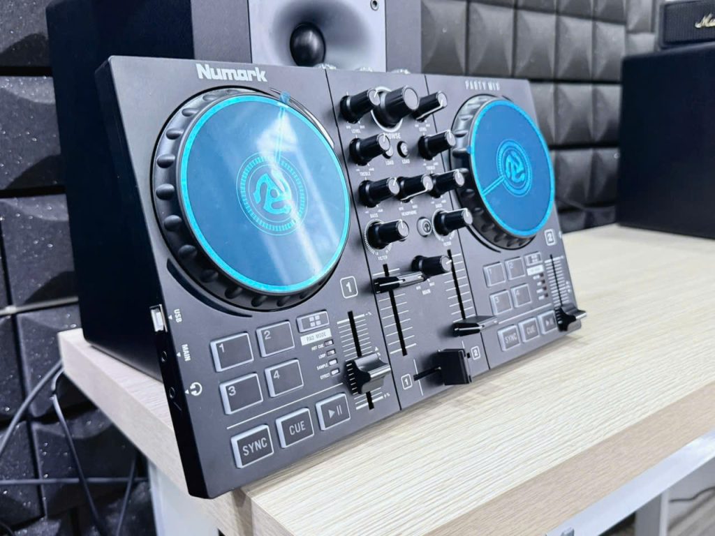 thiet-bi-dj-livestream-chinh-hang