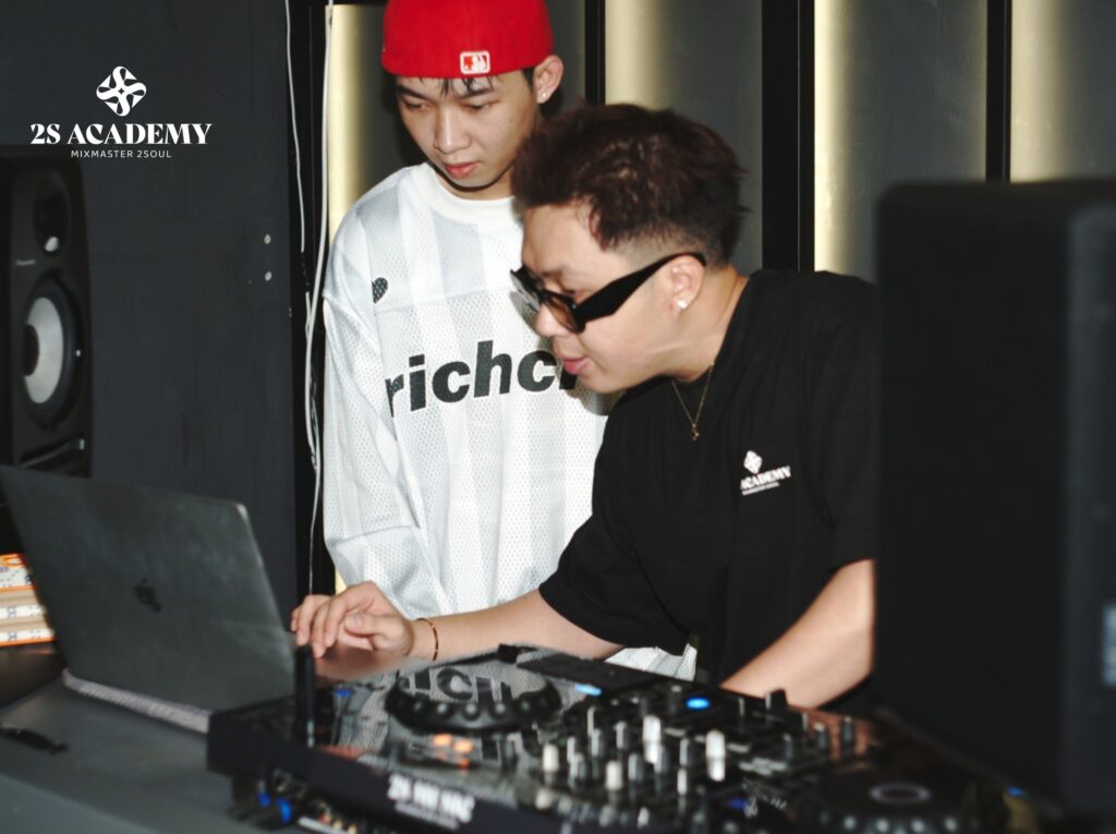 trung-tam-day-dj-tp-hcm-uy-ti