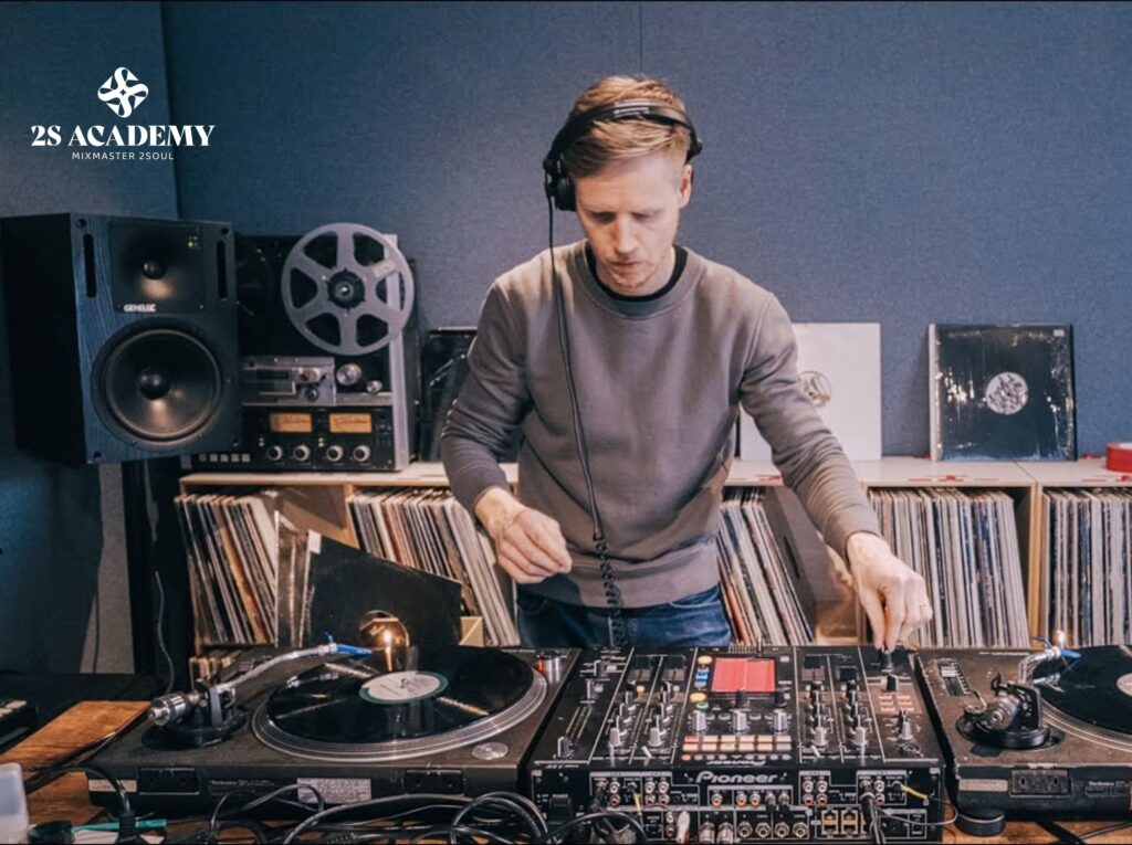 tu-hoc-dj-tai-nha-can-nhung-gi